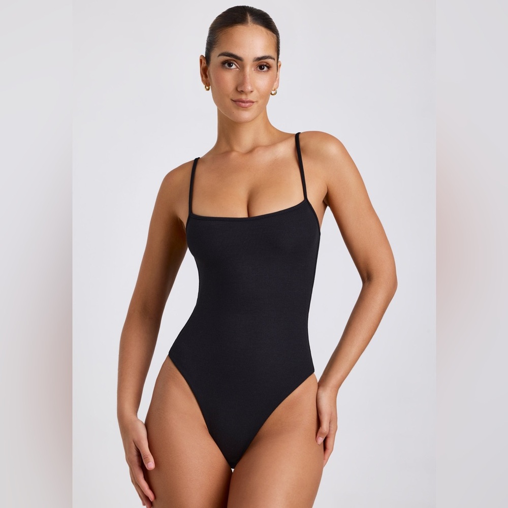 Oh Polly BODY TO BODY
SCOOP NECK THONG BODYSUIT IN BLACK